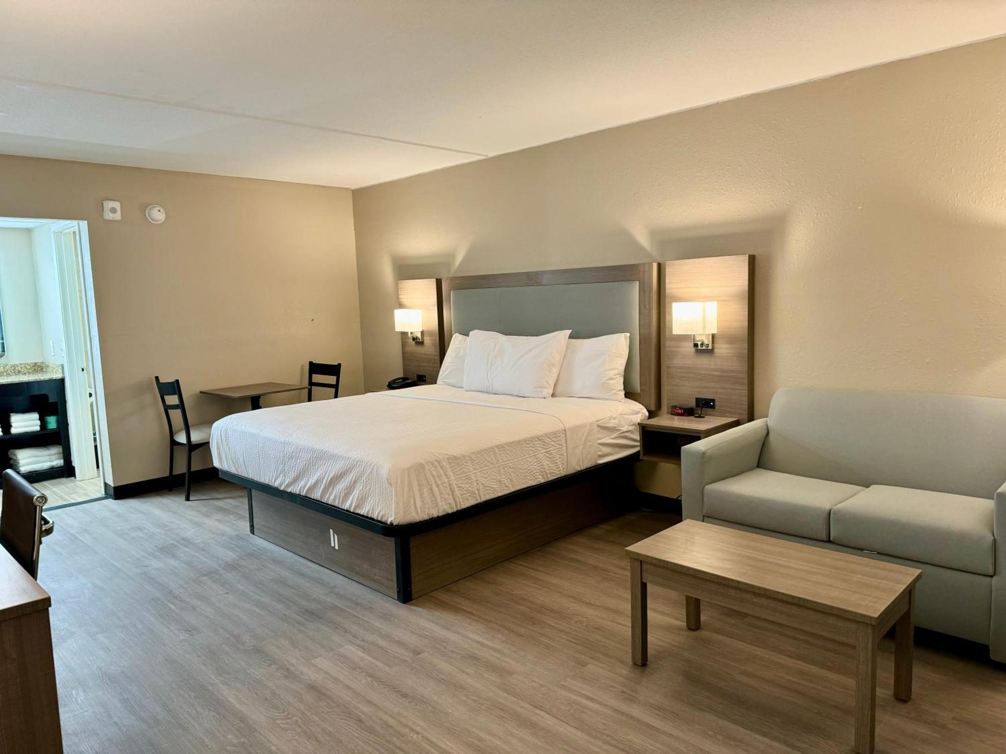 Baymont By Wyndham Airport Inn