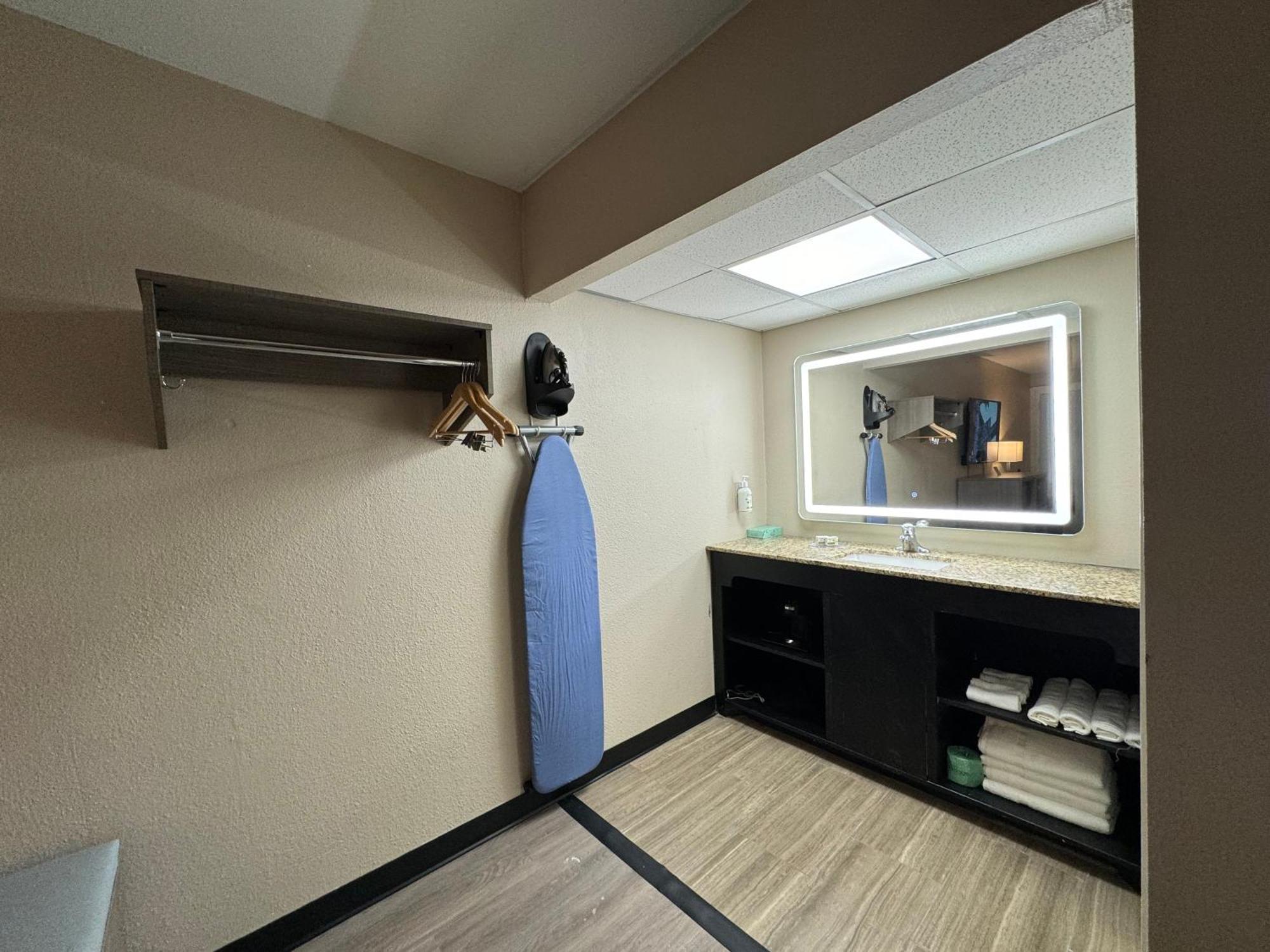 Baymont By Wyndham Airport Inn 2*