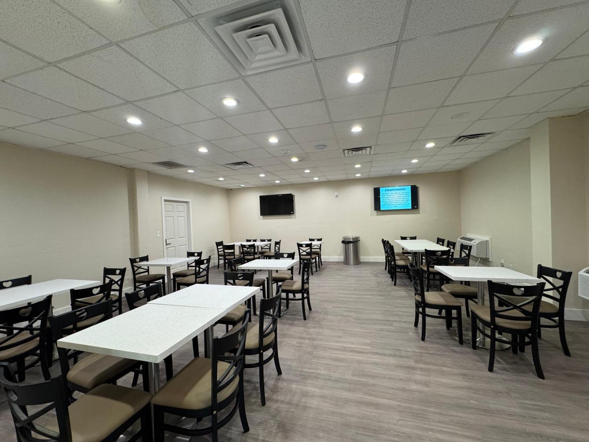 Inn Baymont By Wyndham Airport 2*