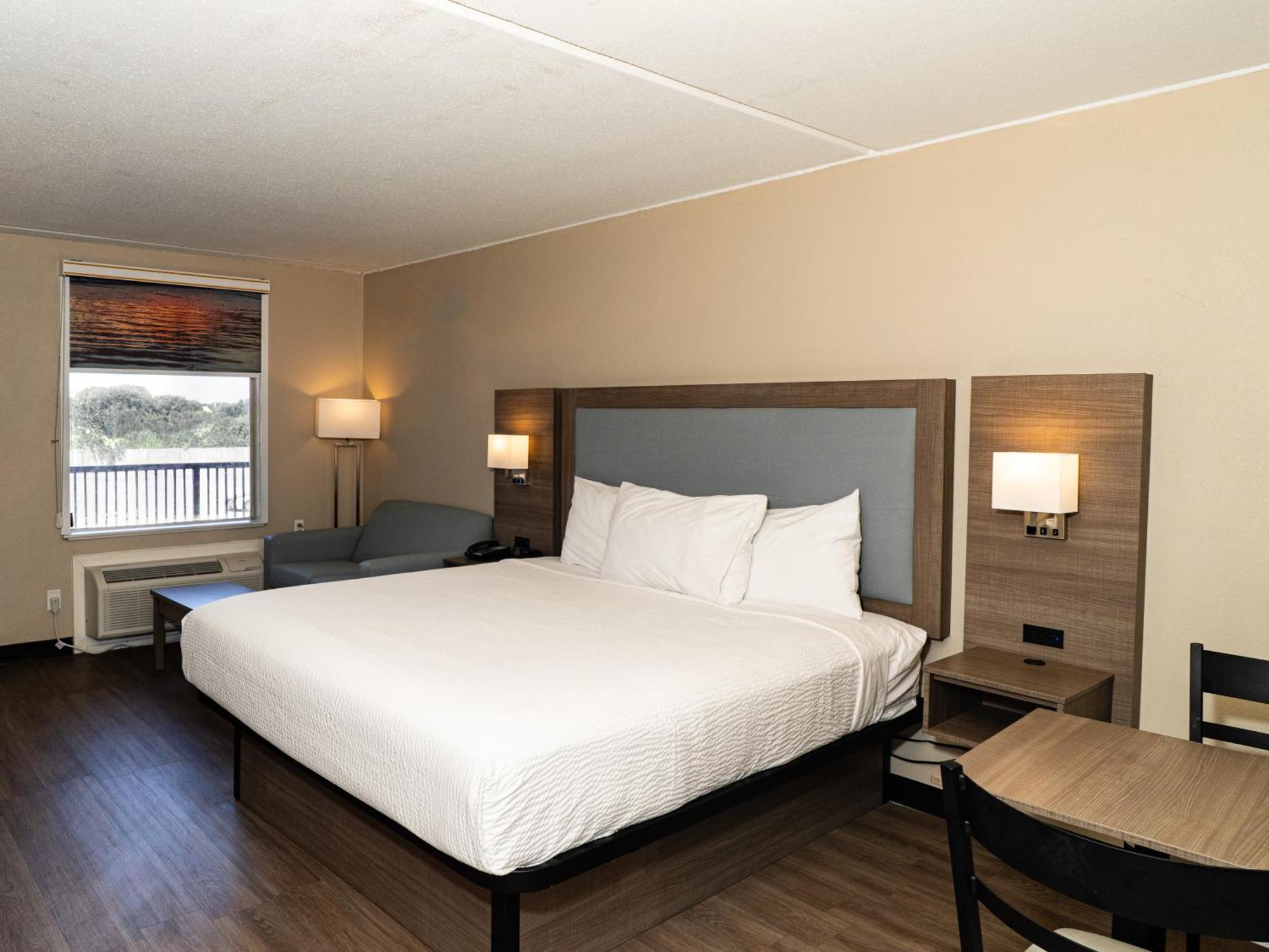 Baymont By Wyndham Airport Inn