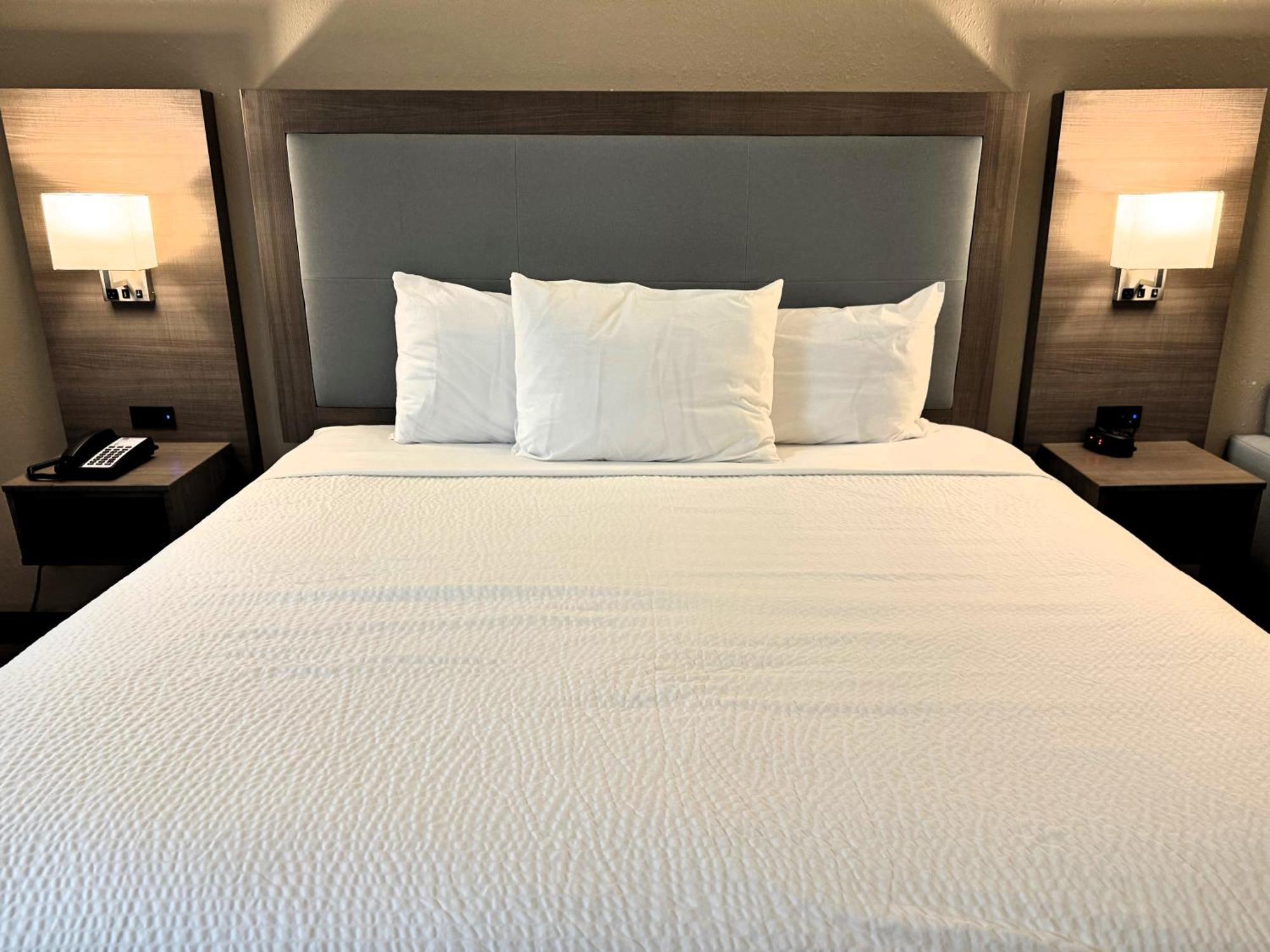 Baymont By Wyndham Airport Inn