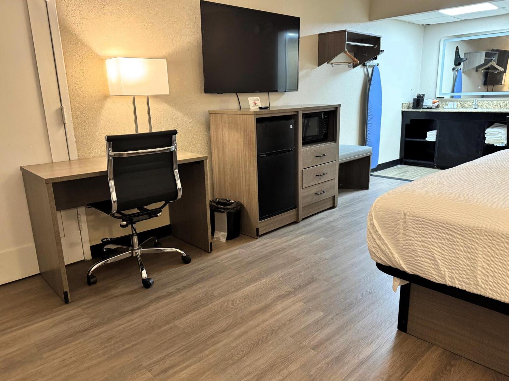 Baymont By Wyndham Airport Inn 2*